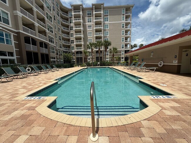 Building Photo - Spacious 2/2 Condo with Waterview in River...