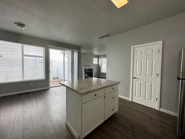 Building Photo - 3 Bedroom Beaverton Home with A/C!
