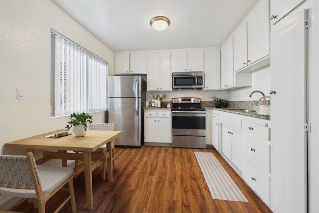 Building Photo - Gilmore  Apartments Van Nuys