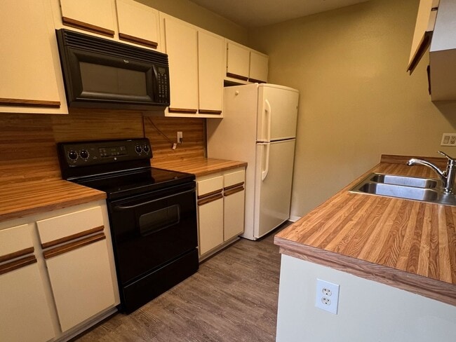 Foto del edificio - Two-Bedroom 2 story townhome- Prime location off Conroy near Millenia!!