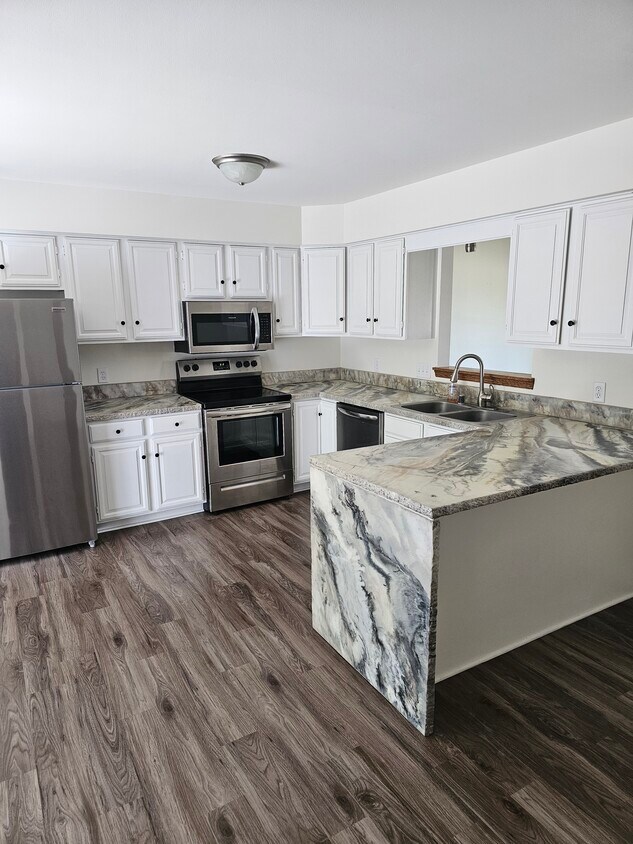 315 Willow Grove Dr, Pewaukee, WI 53072 House Rental in Pewaukee, WI