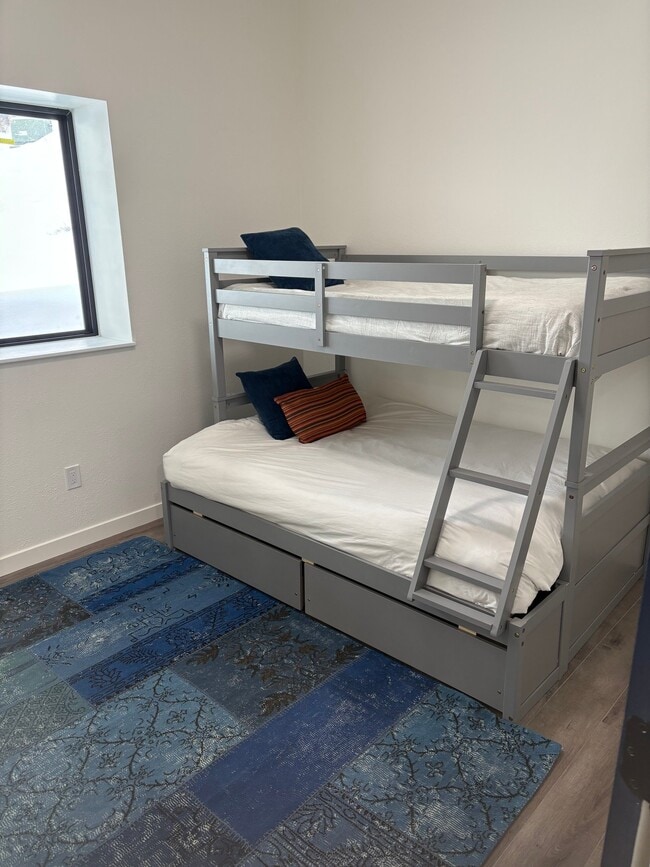 Foto del edificio - 18 Pine Dr