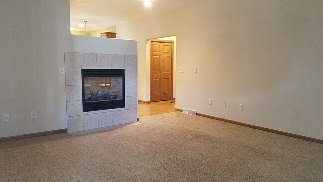 Building Photo - Beautiful Lower 2 Bedroom 2 Bath Condo!