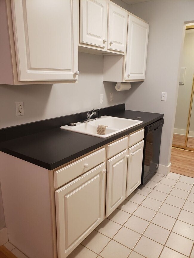Foto del edificio - Comfortable 2-Bedroom Condo Near Lake Minnetonka – Private Deck & Resort-Style Amenities