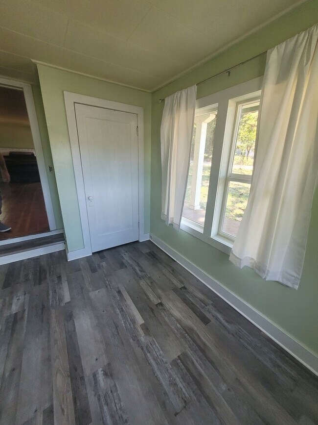 Building Photo - 3BD, 1BA Single Level home with large,  fe...