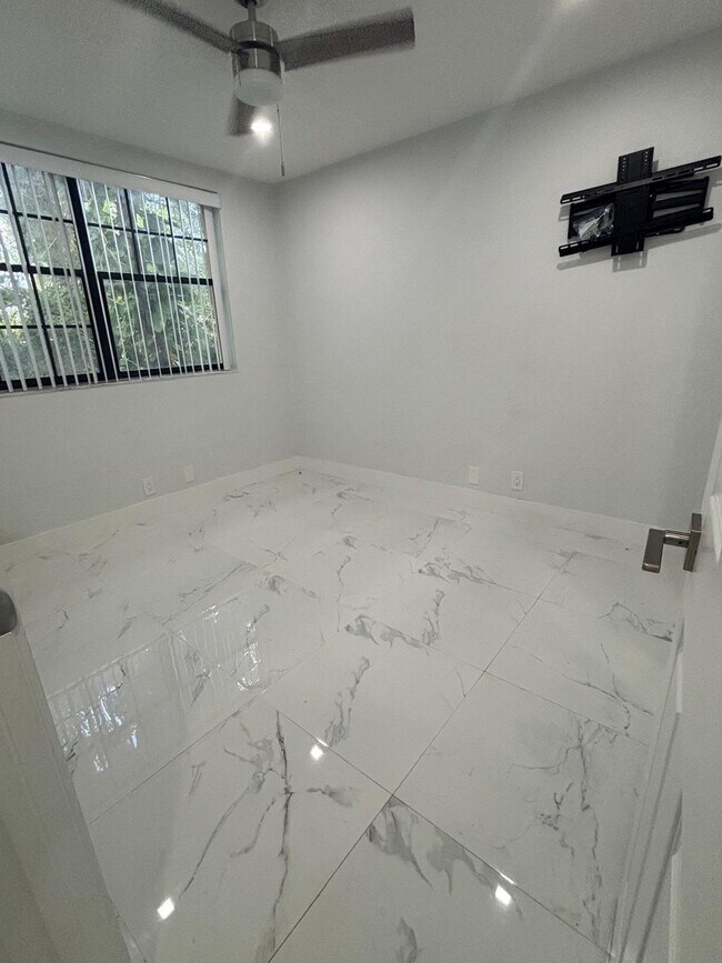 Foto del edificio - 2860 Coral Springs Dr