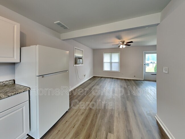 Foto del edificio - 804 Pineland Ave