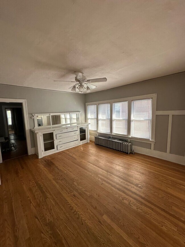 Foto del edificio - 4 Bedroom Near UWM Campus
