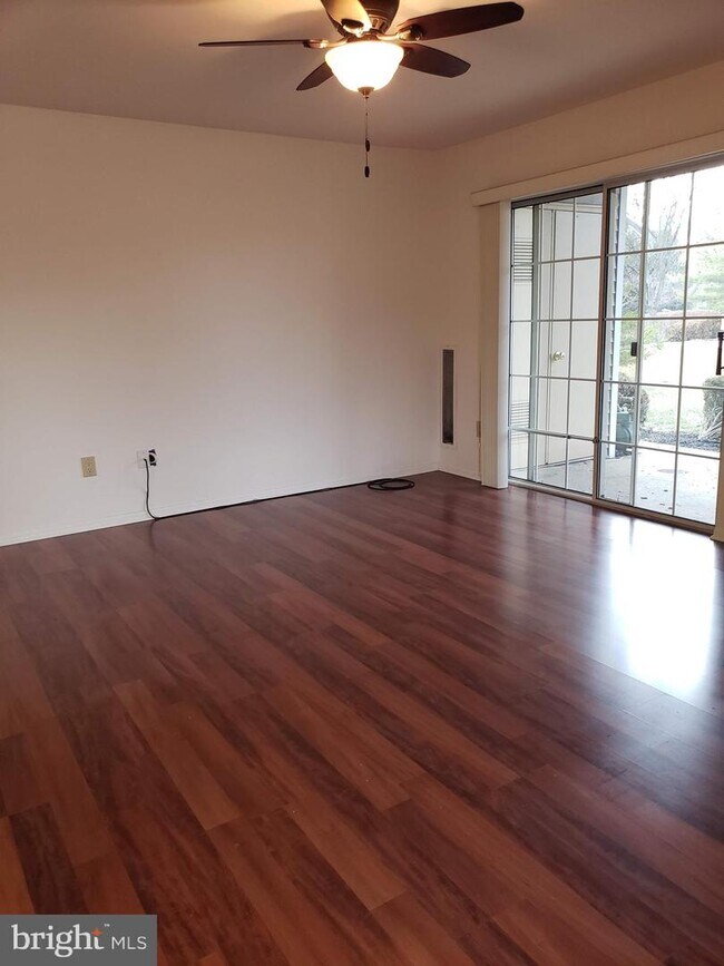 Building Photo - 105A Saxony Dr