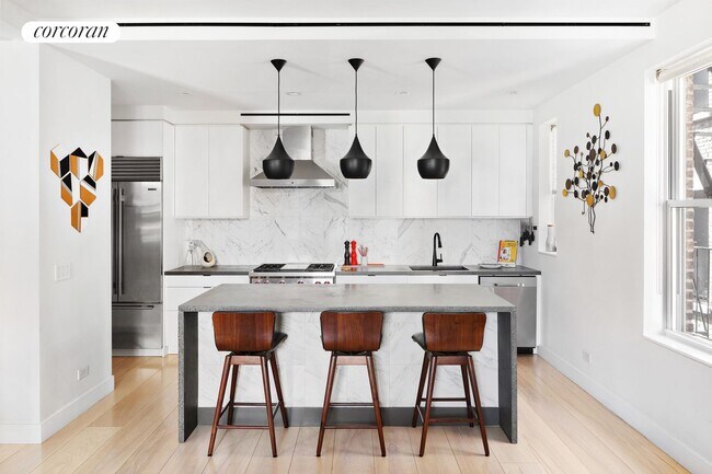 Building Photo - 250 W 82nd St