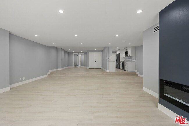 Building Photo - 441 N Oakhurst Dr