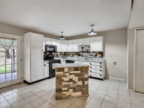 Building Photo - 17323 Glenpatti Dr