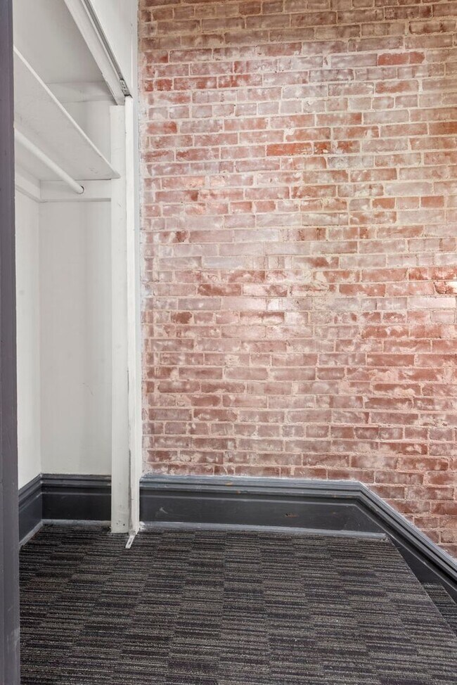 Foto del edificio - 2700-2702 Macklind