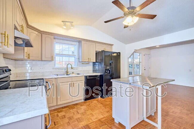 Foto del edificio - 28 Pine Grove Ln