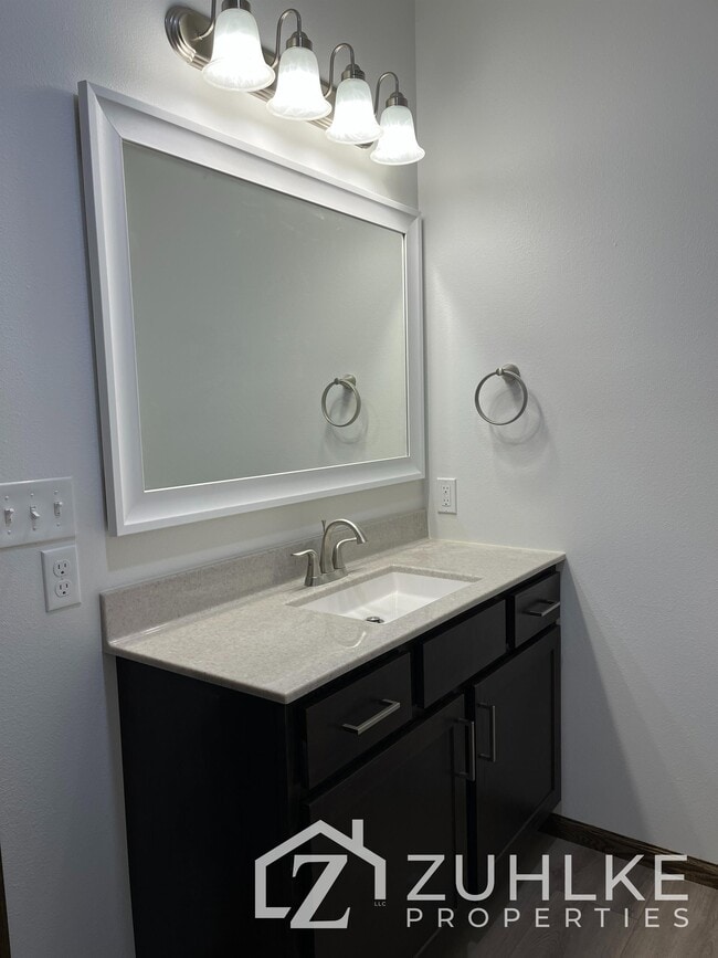 Building Photo - 502 S Elm St