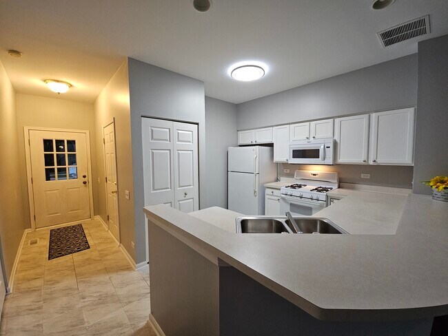Building Photo - 2843 Stonewater Dr
