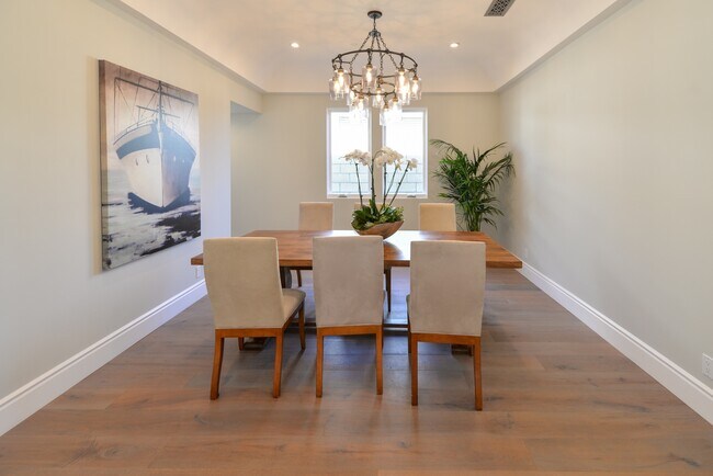 Foto del edificio - Newer Construction in Manhattan Beach Hill Section