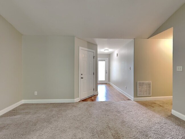 Foto del edificio - 224 Farrington Dr