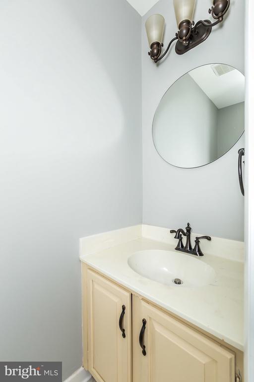 Building Photo - 17 W Hill St