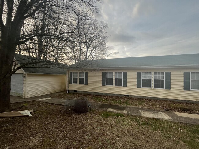 Building Photo - 1872 Hwy 81 S