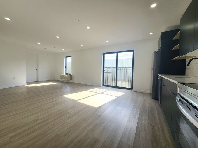 Building Photo - 556 Market St