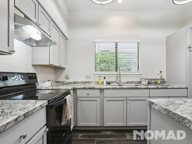 Foto del edificio - 1404 Norwalk Ln
