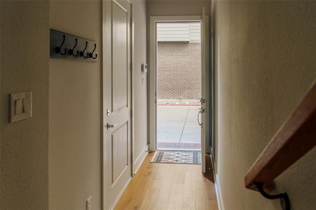 Foto del edificio - 381 E Greenbriar Ln