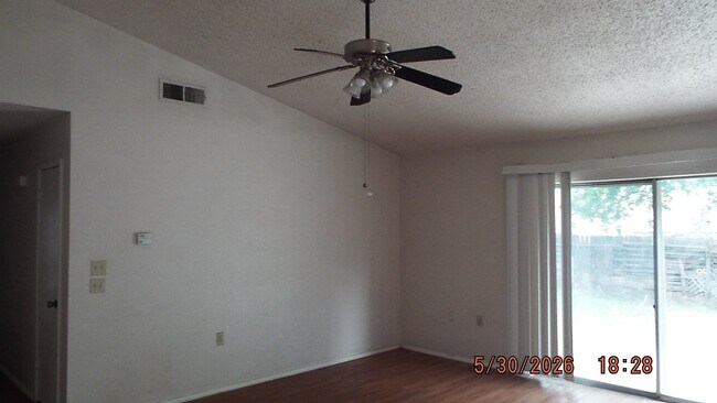 Foto del edificio - 7810 Lazy Forest Dr