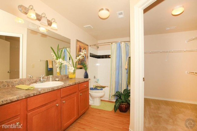 Building Photo - 4923 Cromwell Dr
