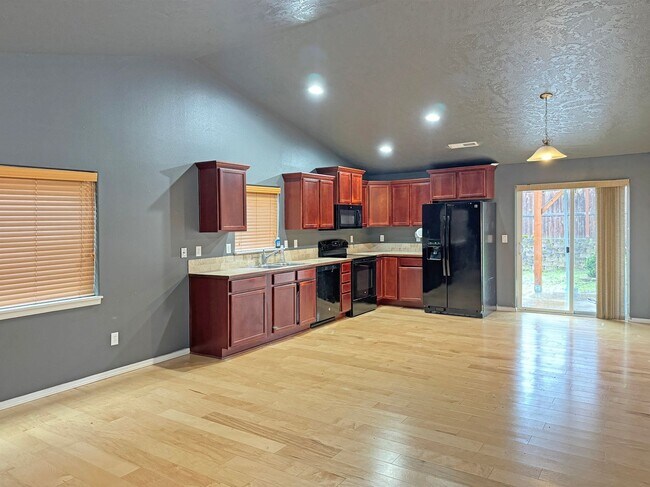 Building Photo - Darling North Albany Single Level Home