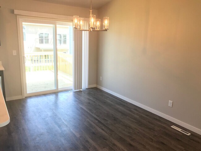 Building Photo - 3 Bed 2 Bath Single Family Home