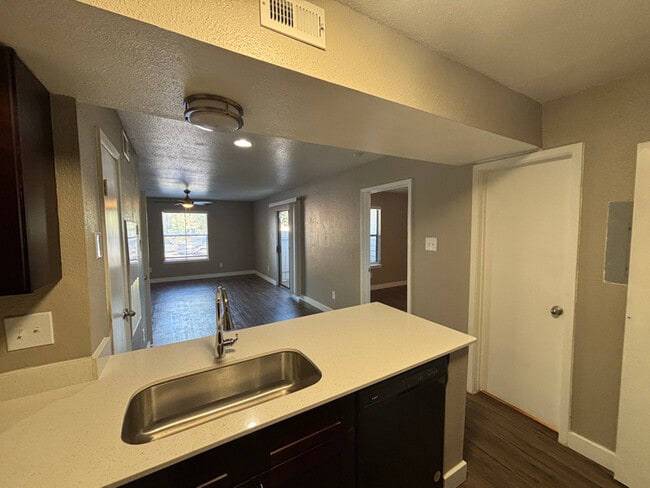 Building Photo - 1400 Clarewood Dr