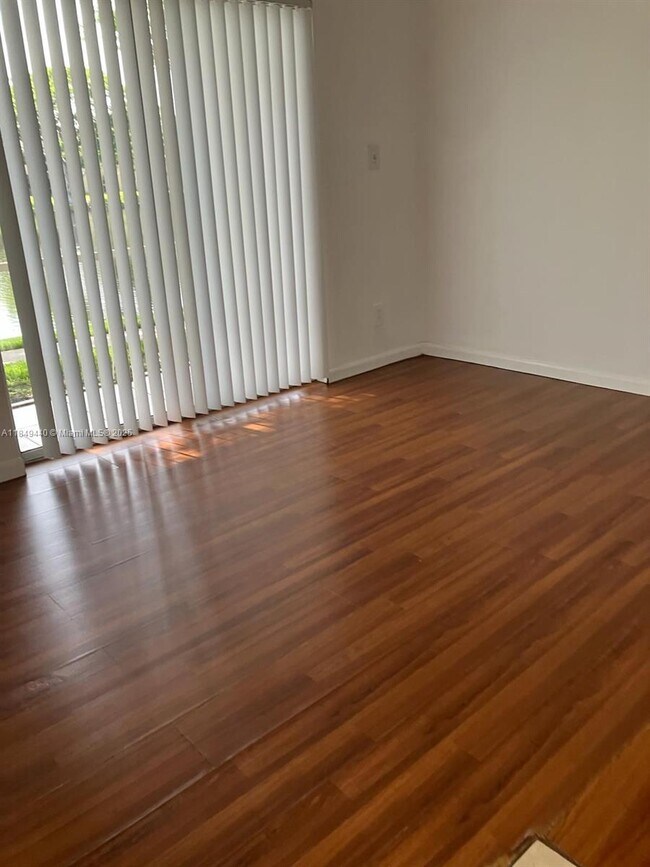 Foto del edificio - 631 Cypress Lake Blvd