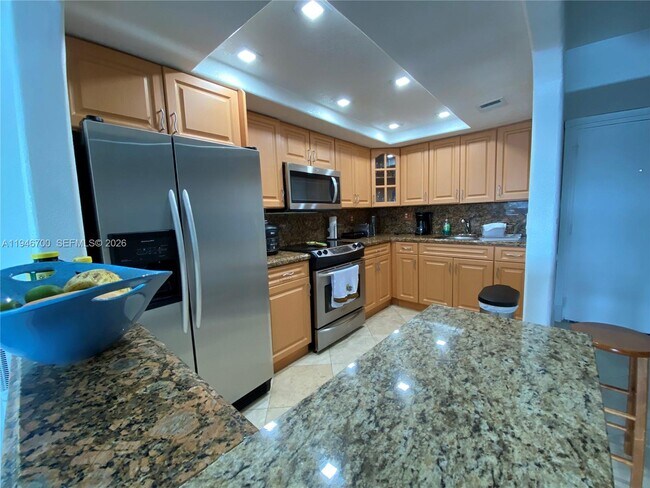 Building Photo - 9375 Fontainebleau Blvd