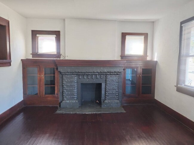 Building Photo - 2 bedroom 1 bathroom home