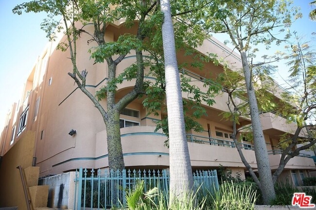 Foto del edificio - 4830 Elmwood Ave