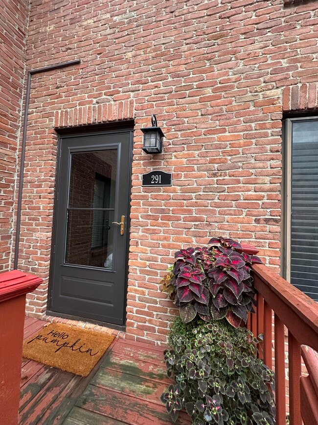 Building Photo - 291 Lear St