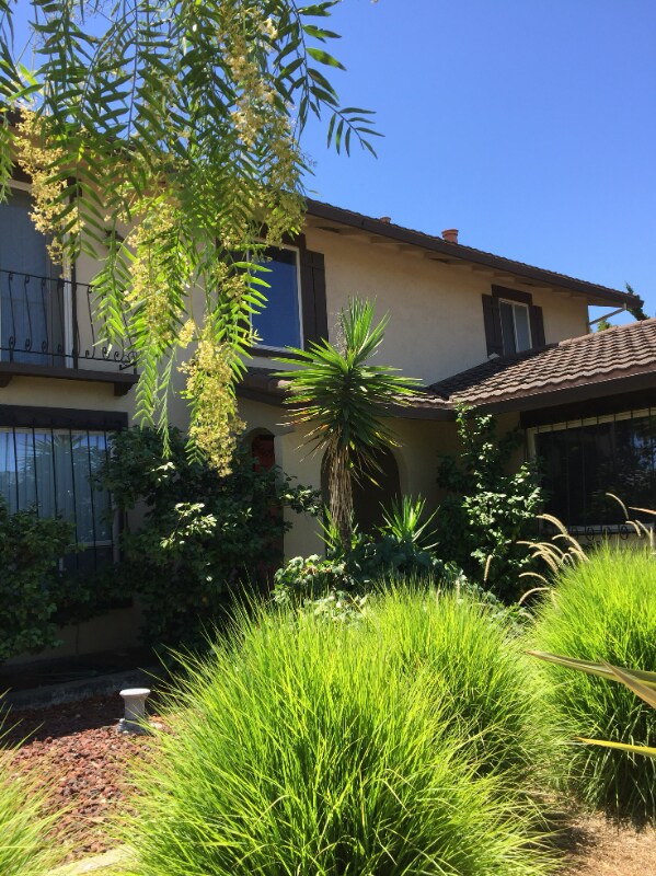 Building Photo - 820 Iris Ave