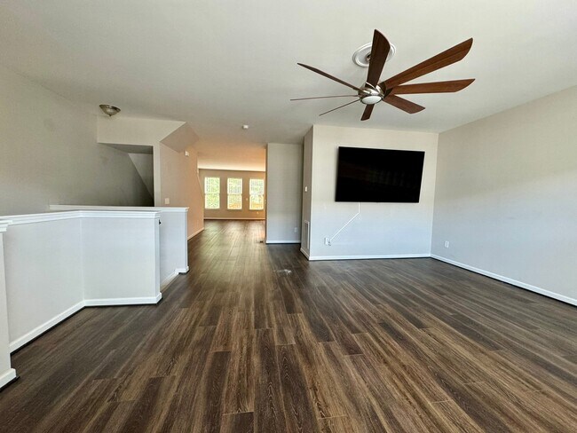 Building Photo - 1025 Lathrop Ln