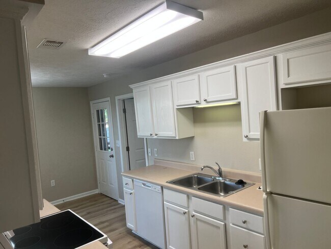 Foto del edificio - 3 Bed 2 Bath Home