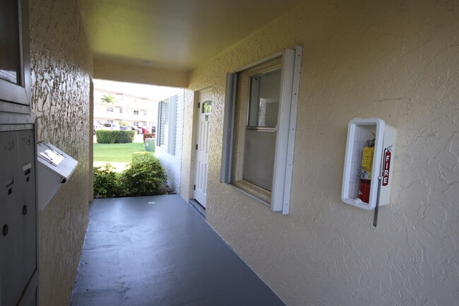 Foto del edificio - 9842 Marina Blvd