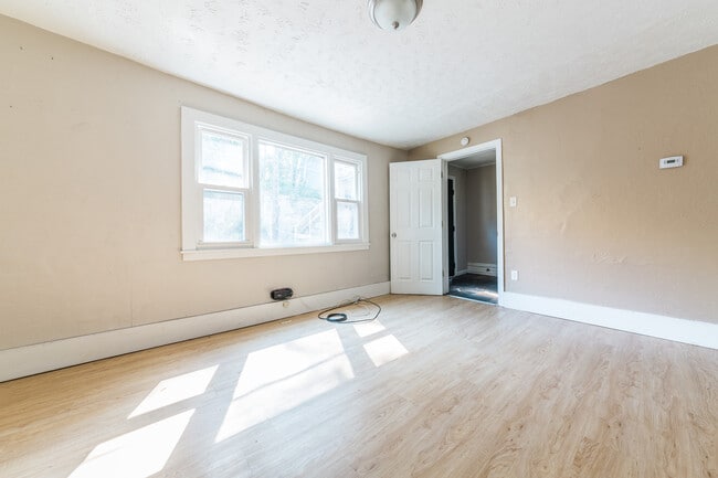Building Photo - Available August 1st 2024 - Beautiful 5 Be...