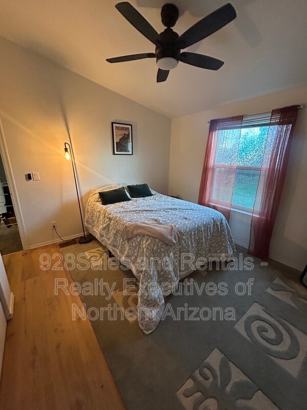 Foto del edificio - 1396 S Mark Ln