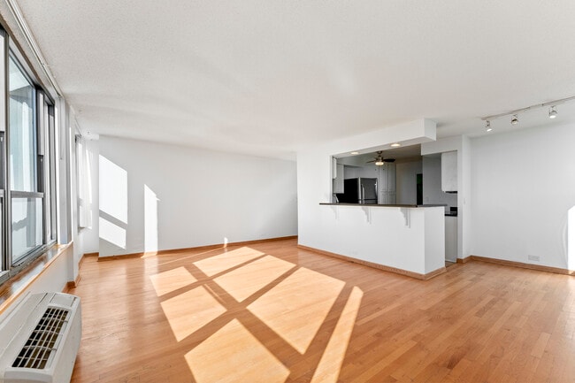 Foto del edificio - 5100 N Marine Dr