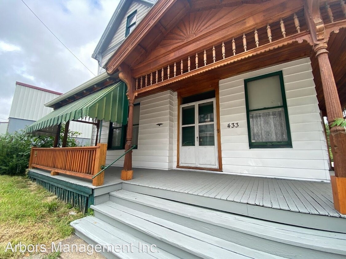 4 br, 2 bath House 433 W. Otterman Street House Rental in