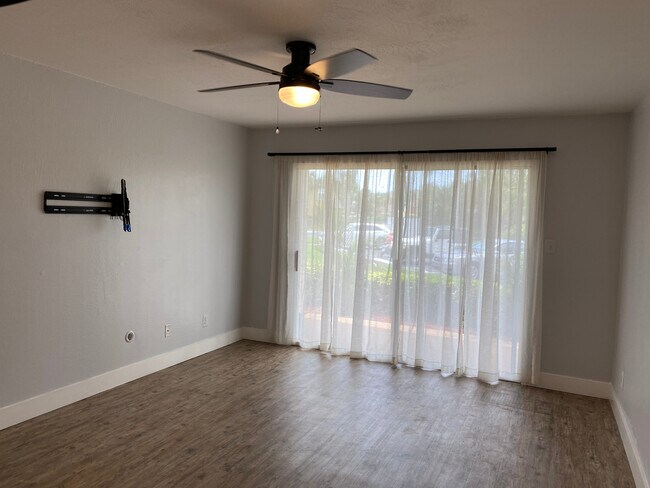 Sliders in living room - 1801 Island Club Dr