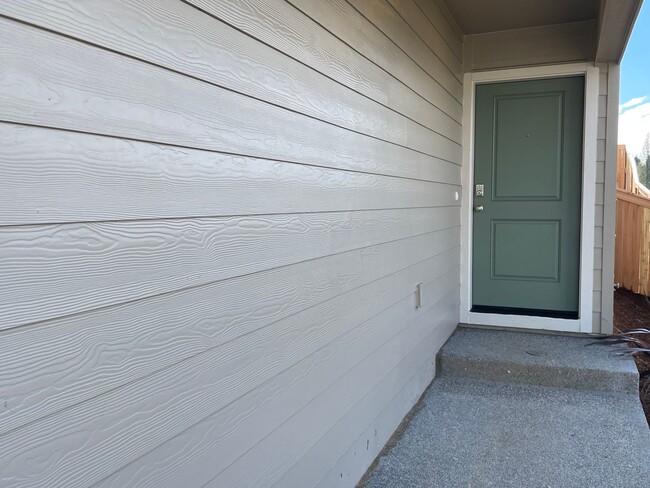 Building Photo - GORGEOUS 4 BED/2.5 BATH! HIGH END FINISHES ! SPACIOUS ROOMS ! FENCED BACK YARD !