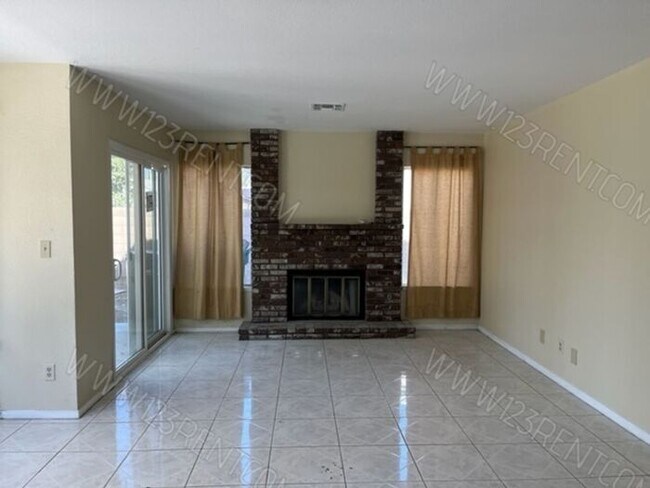 Foto del edificio - 4BD/ 3BTH 2 STORY HOME EAST LANCASTER