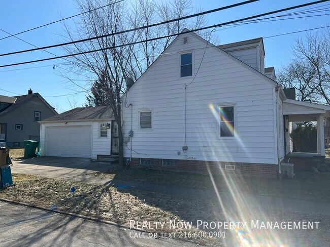 Building Photo - 5115 Stanley Ave