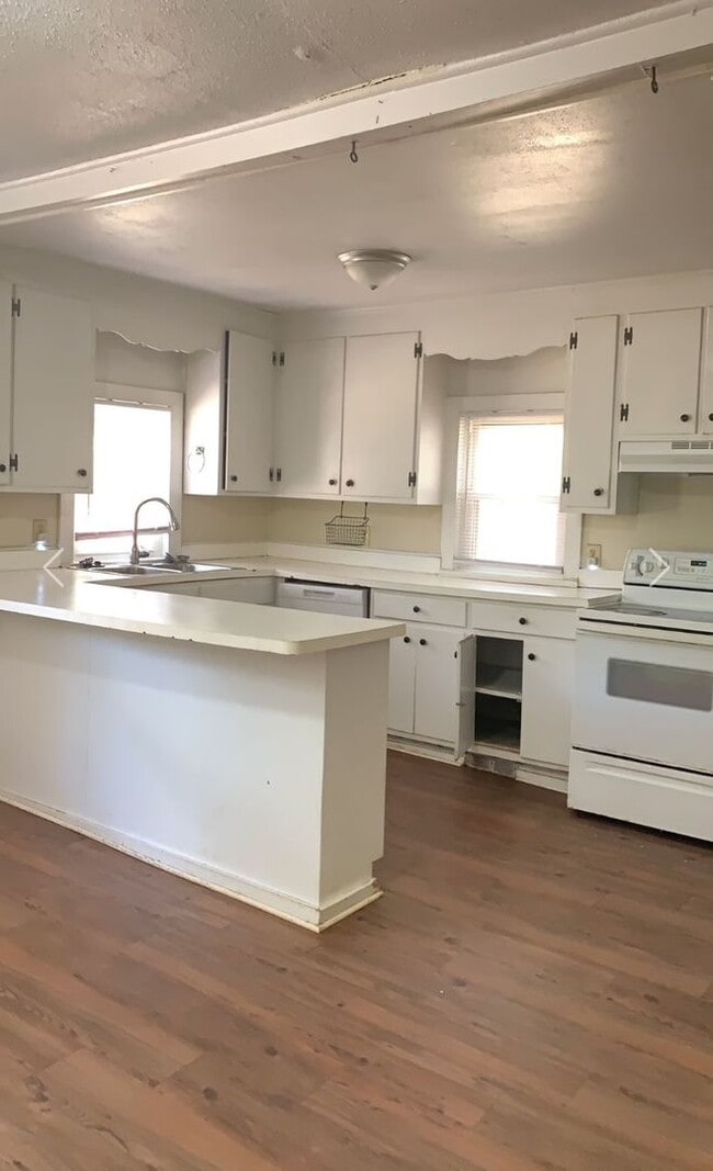 Foto del edificio - Great Experiences Are Just Around The Corner. Charming 2 bedroom Ranch Style Bungalow.